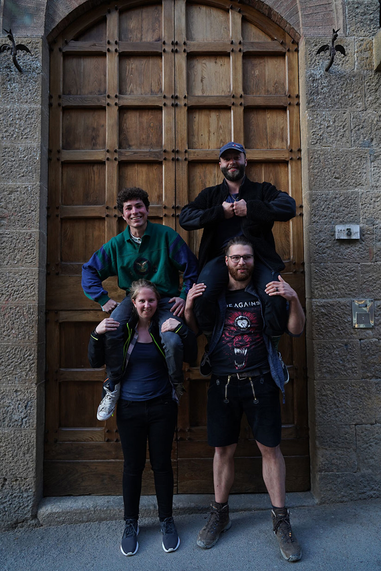 Volterra-2022-Besuch-HWK-Tür-Gruppenfoto