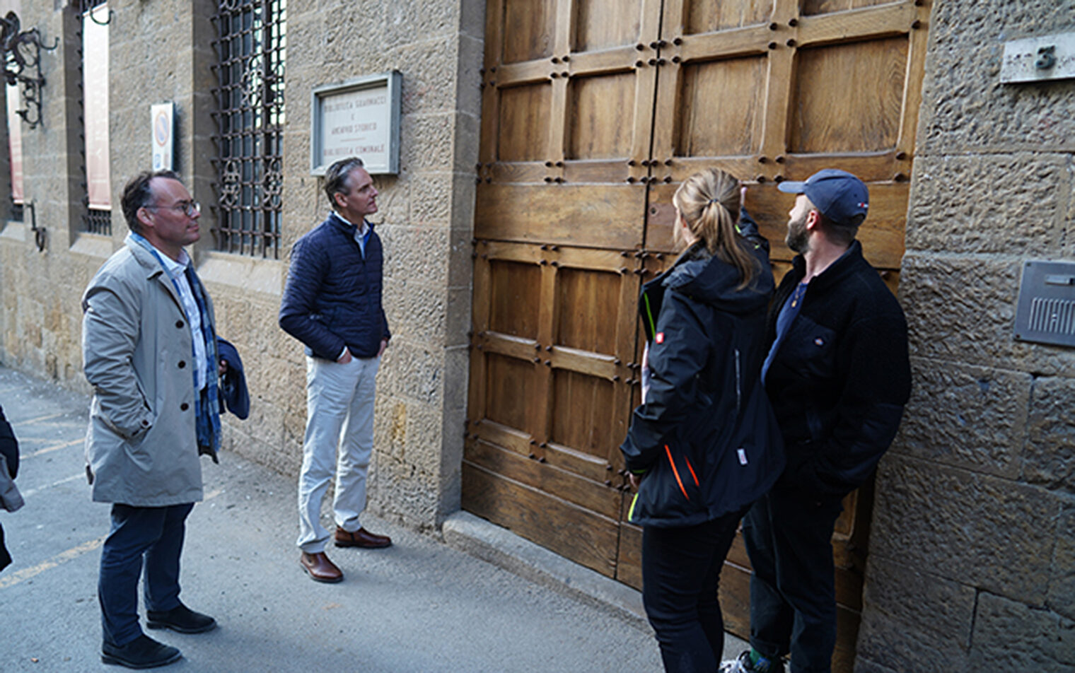 Volterra-2022-Besuch-HWK-Tür-Friedrich-neu