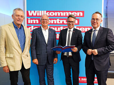 Freuen sich auf die Zusammenarbeit: Vizepräsident Peter Kudielka, Präsident Rainer Reichhold, Christoph Gräter und Peter Friedrich.