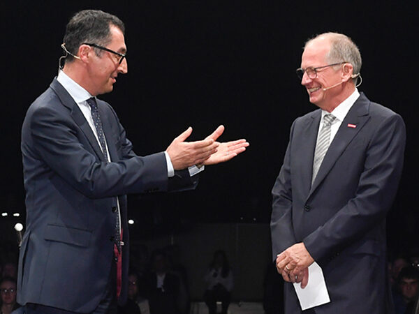 Kennt das Handwerk sehr gut: Cem Özdemir im Dialog mit Rainer Reichhold, hier bei der Meisterfeier des Handwerks im Jahr 2019.