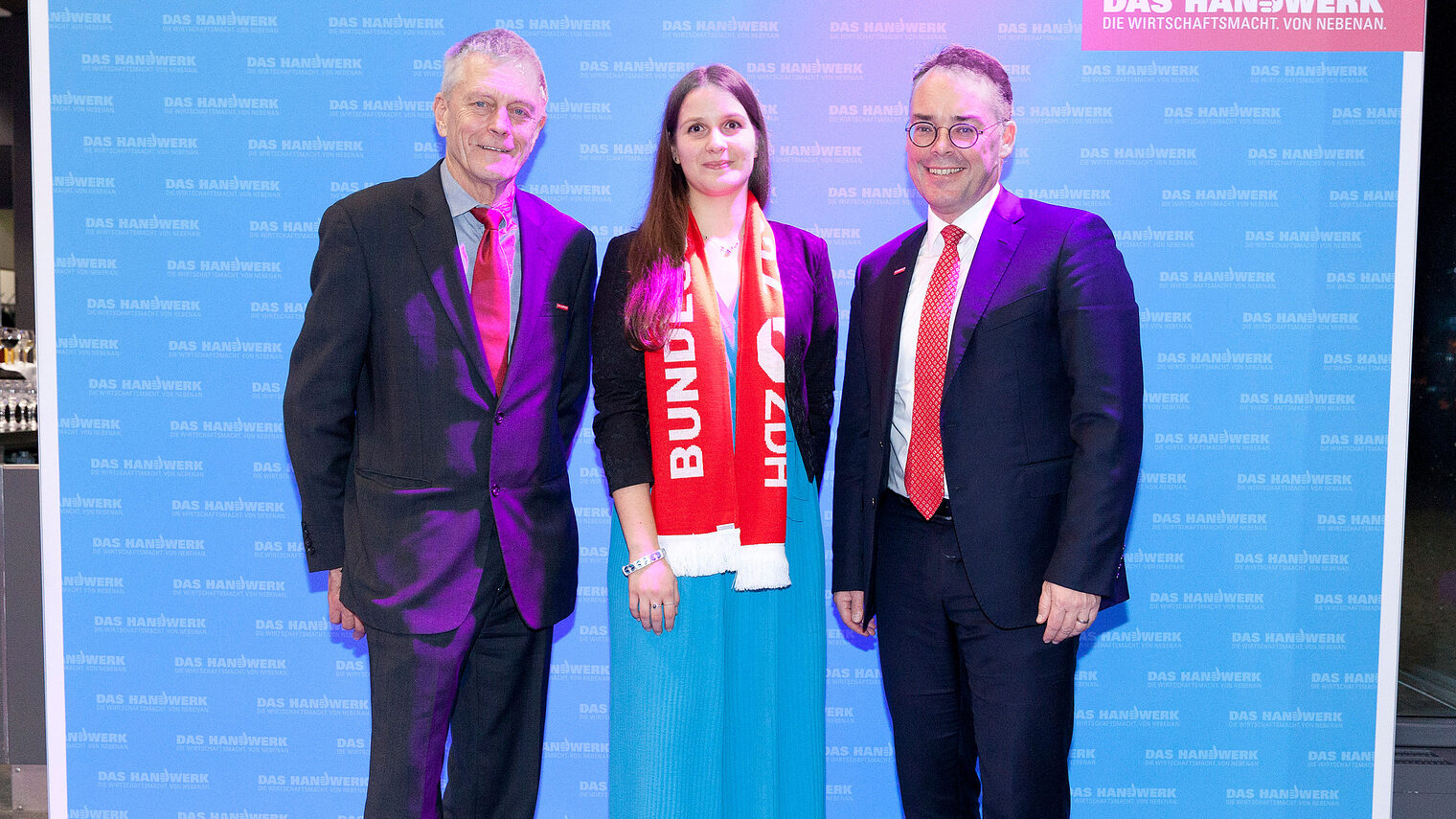 V.l.n.r.: Peter Kudielka (Vizepräsident Arbeitnehmerseite der Handwerkskammer), PLW-Bundessiegerin Marie Knapp, Peter Friedrich (Hauptgeschäftsführer der Handwerkskammer).