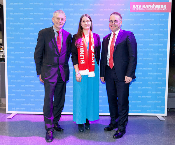V.l.n.r.: Peter Kudielka (Vizepräsident Arbeitnehmerseite der Handwerkskammer), PLW-Bundessiegerin Marie Knapp, Peter Friedrich (Hauptgeschäftsführer der Handwerkskammer).