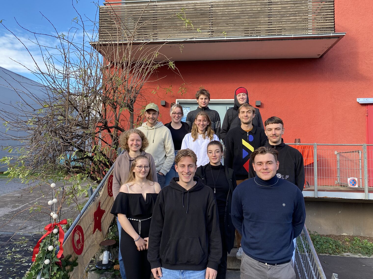 12 der 15 Teilnehmenden lernten sich Ende November 2022 bei einem verlängerten Wochenende in Stuttgart kennen.