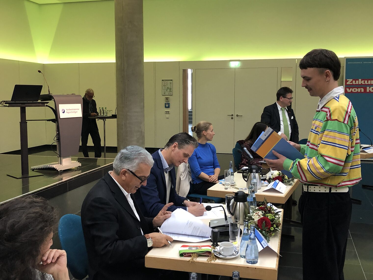 Schreiner Sven (r.) aus Herbrechtingen bei der Vertragsunterzeichnung.