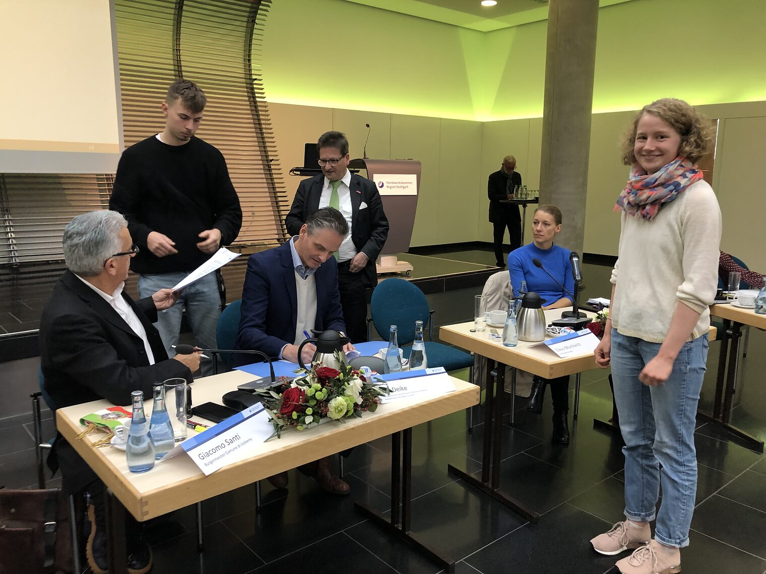 Die Stuttgarter Konditorin Isabell (r.) bei der Vertragsunterzeichnung. 