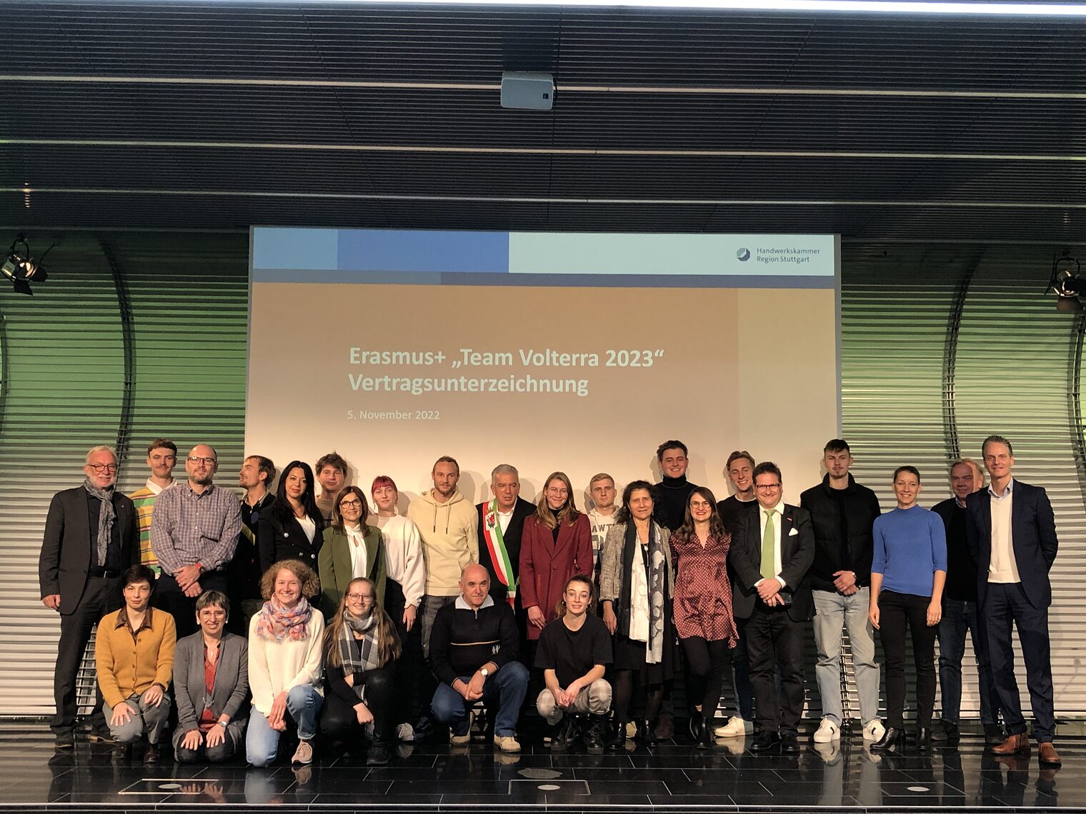 Gruppenbild mit den diesjährigen Teilnehmenden sowie den Vertreterinnen und Vertretern der Handwerkskammer und italienischen Kooperationspartner.