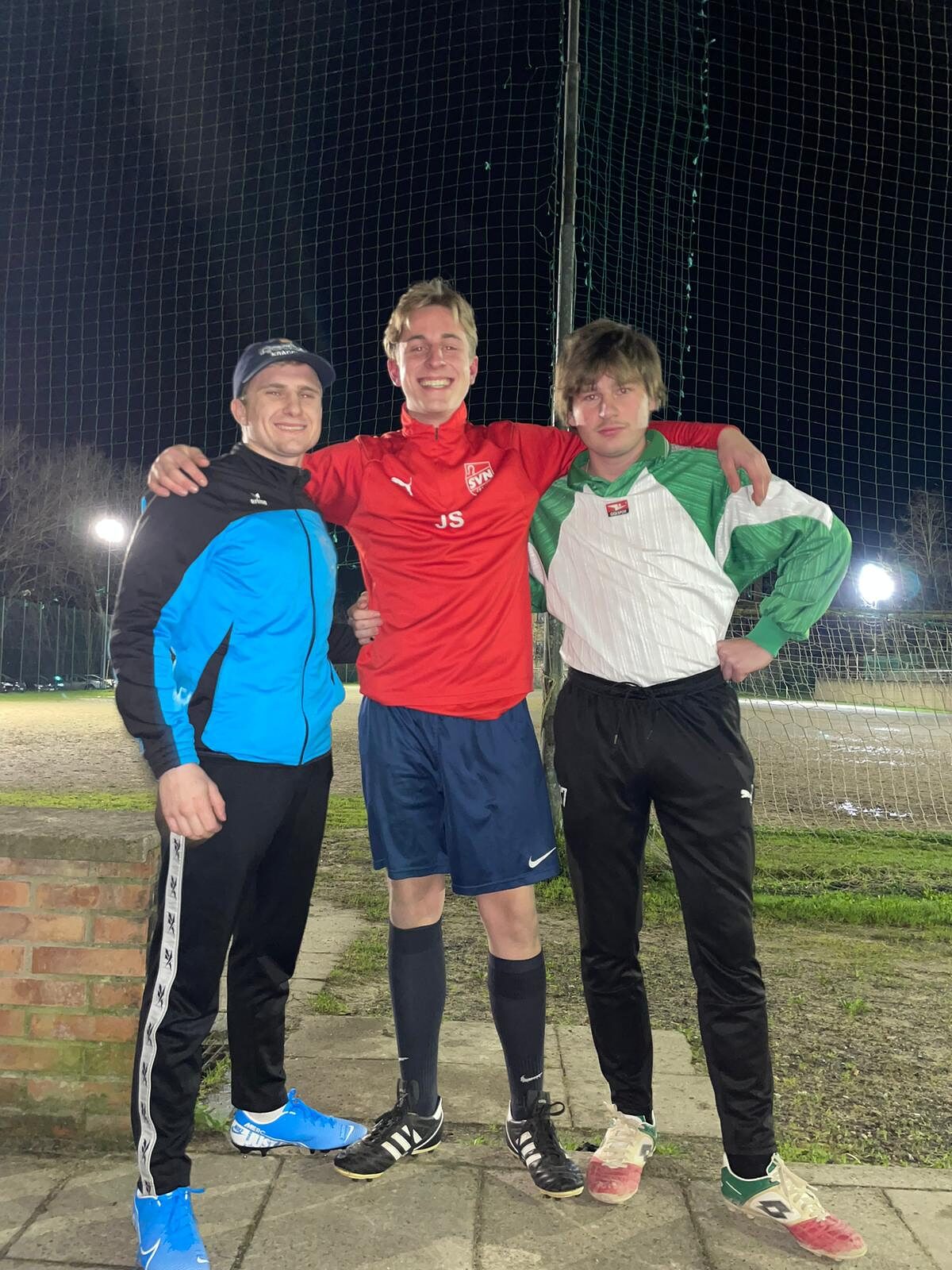Anlagenmechaniker Julian (Mitte) und Tischler Aaron (rechts) wurden nach der offiziellen Begrüßung in Volterra zu einem Fußball-Probetraining eingeladen - und überzeugten dabei so sehr, dass sie vielleicht sogar beim nächsten Heimspiel aushelfen dürfen.