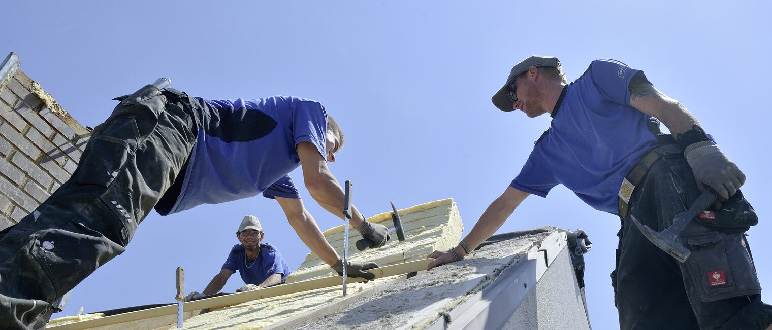 Putzbrunn, DEU, 12.06.2014 Dachdecker bei der Arbeit. Schlagwort(e): Dachdecker, Handwerk, Trade, Handwerkmarketing