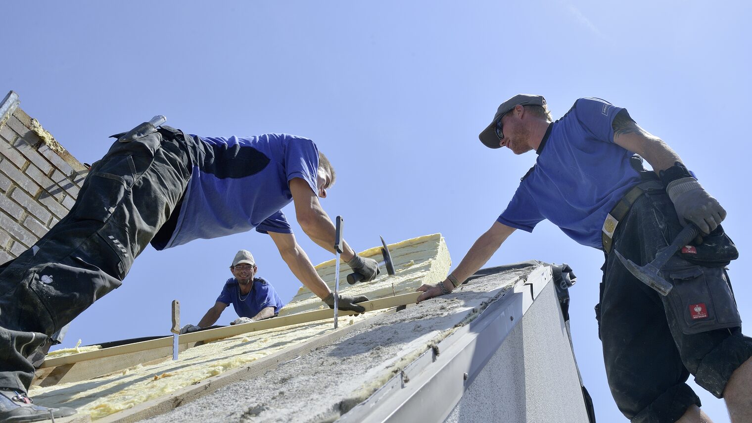 Putzbrunn, DEU, 12.06.2014 Dachdecker bei der Arbeit. Schlagwort(e): Dachdecker, Handwerk, Trade, Handwerkmarketing