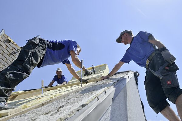 Putzbrunn, DEU, 12.06.2014 Dachdecker bei der Arbeit. Schlagwort(e): Dachdecker, Handwerk, Trade, Handwerkmarketing