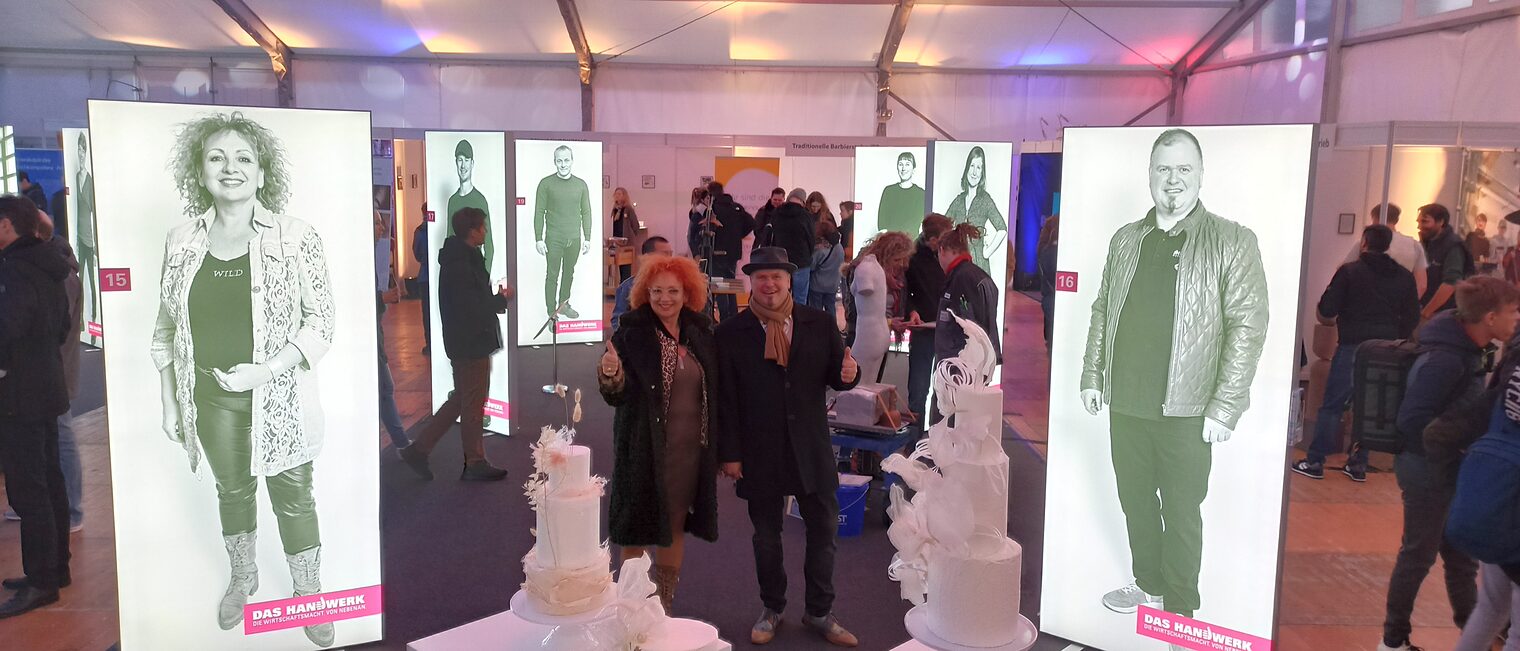 Highlight im Handwerkszelt bei der Langen Nacht der Museen 2023 war die Fotoausstellung "Mein Handwerk. Das Klischee. Und ich!". Hier sind Anita und Bernd Schittenhelm aus Gäufelden inmitten ihrer eigenen Bilder zu sehen. Highlight im Handwerkszelt bei der Langen Nacht der Museen 2023 war die Fotoausstellung "Mein Handwerk. Das Klischee. Und ich!". Hier sind Anita und Bernd Schittenhelm aus Gäufelden inmitten ihrer eigenen Bilder zu sehen.