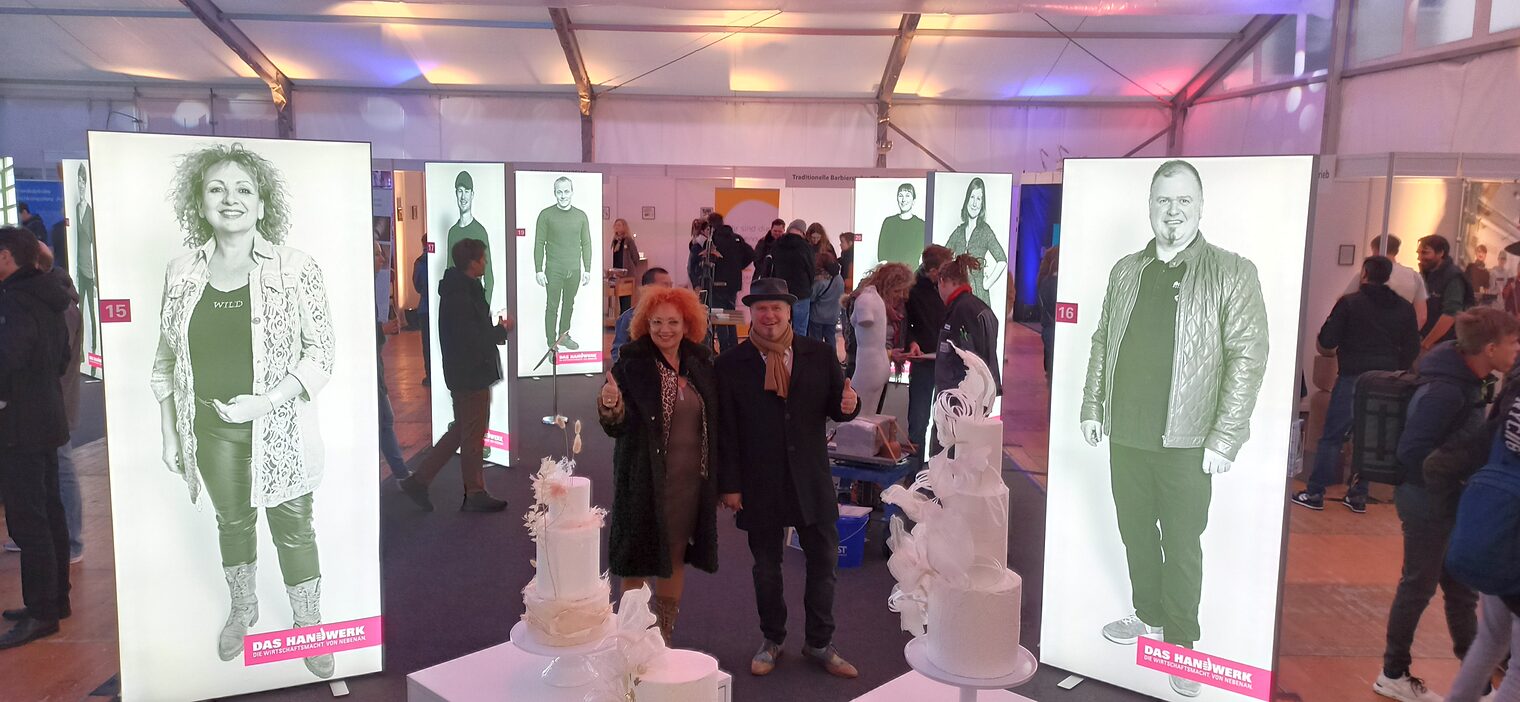 Highlight im Handwerkszelt bei der Langen Nacht der Museen 2023 war die Fotoausstellung "Mein Handwerk. Das Klischee. Und ich!". Hier sind Anita und Bernd Schittenhelm aus Gäufelden inmitten ihrer eigenen Bilder zu sehen.