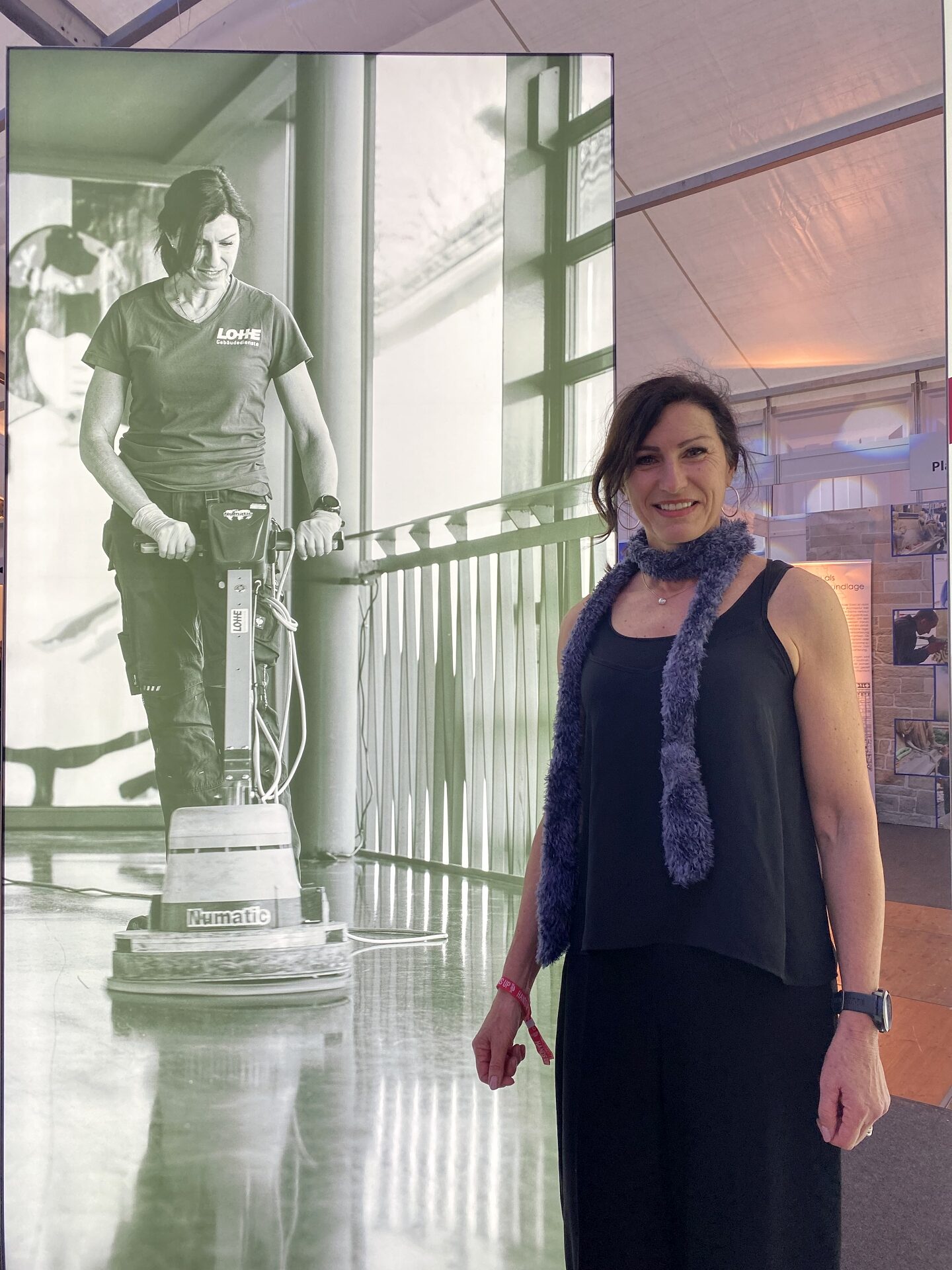 Die Stuttgarter Gebäudereinigermeisterin Silvia Lohe bei der Arbeit und in Abendgarderobe.