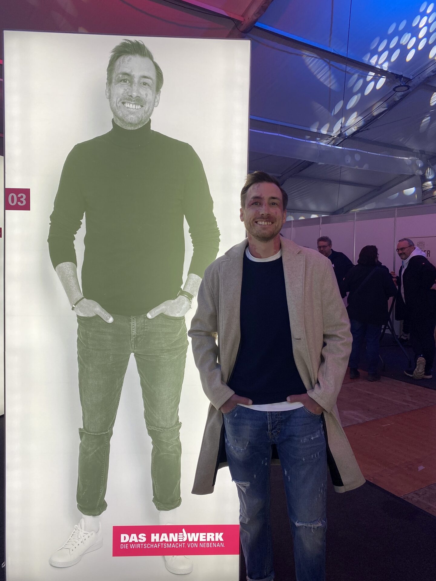 Fliesen-, Platten- und Mosaikleger Phillip Bezner aus Kirchheim begutachtete sein ausgestelltes Foto höchstpersönlich.