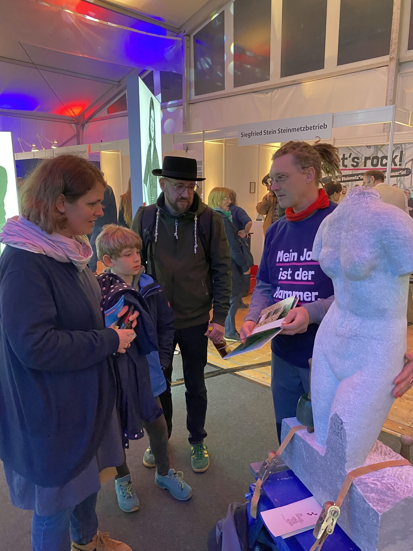 Neugierige Gesichter bei Jung und Alt am Stand der Steinmetz- und Steinbildhauerinnung der Kreise Ludwigsburg, Böblingen und Rems-Murr.