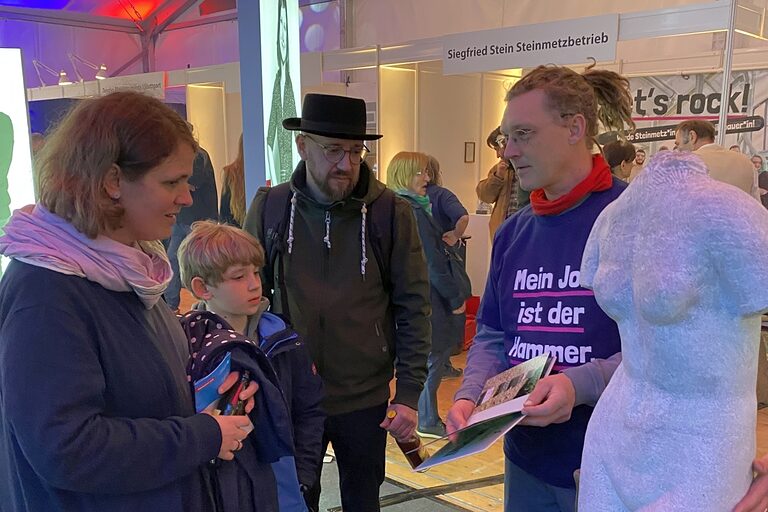 Neugierige Gesichter bei Jung und Alt am Stand der Steinmetz- und Steinbildhauerinnung der Kreise Ludwigsburg, Böblingen und Rems-Murr.