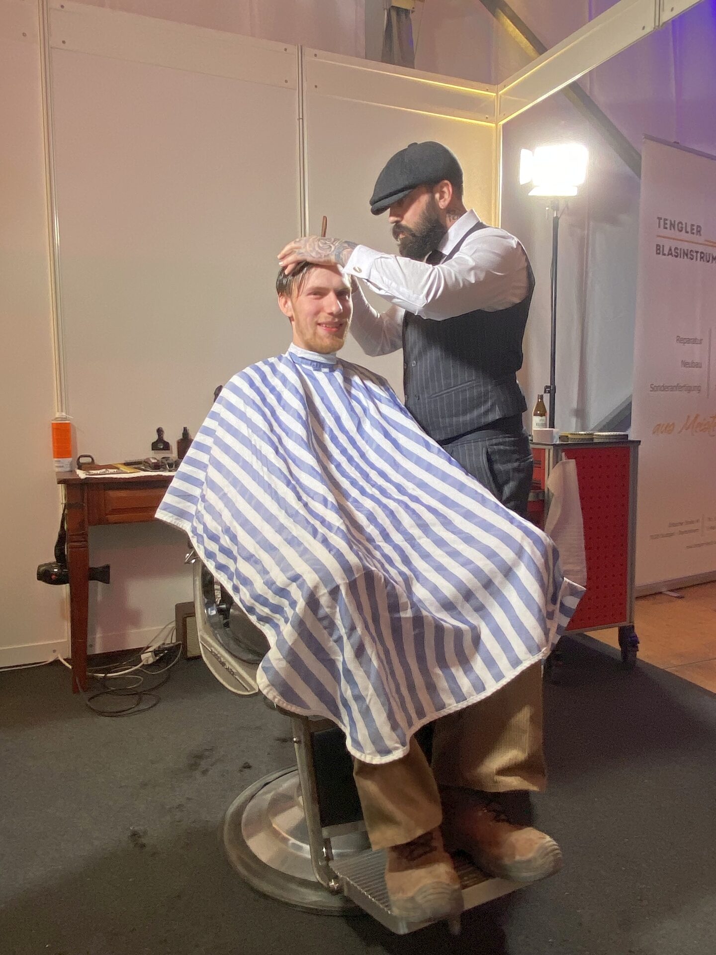 Steinmetz Till Failmezger ließ sich bei den Stuttgarter Barbierkollegen "Jack the Ripper" direkt einen neuen Haarschnitt verpassen.