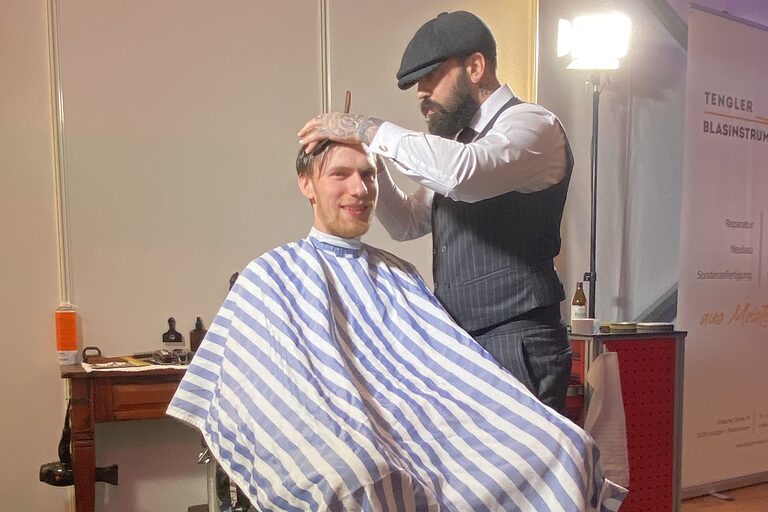 Steinmetz Till Failmezger ließ sich bei den Stuttgarter Barbierkollegen "Jack the Ripper" direkt einen neuen Haarschnitt verpassen.