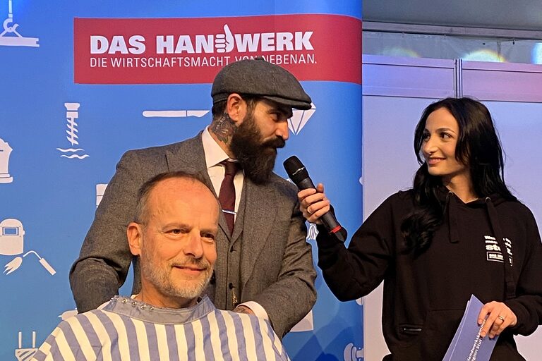 Der Stuttgarter Barbier Ioannis Chronakis zeigte sein Handwerk auch auf der Showbühne - hier im Gespräch mit Handwerkskammer-Moderatorin Erza, die durch den Abend führte.