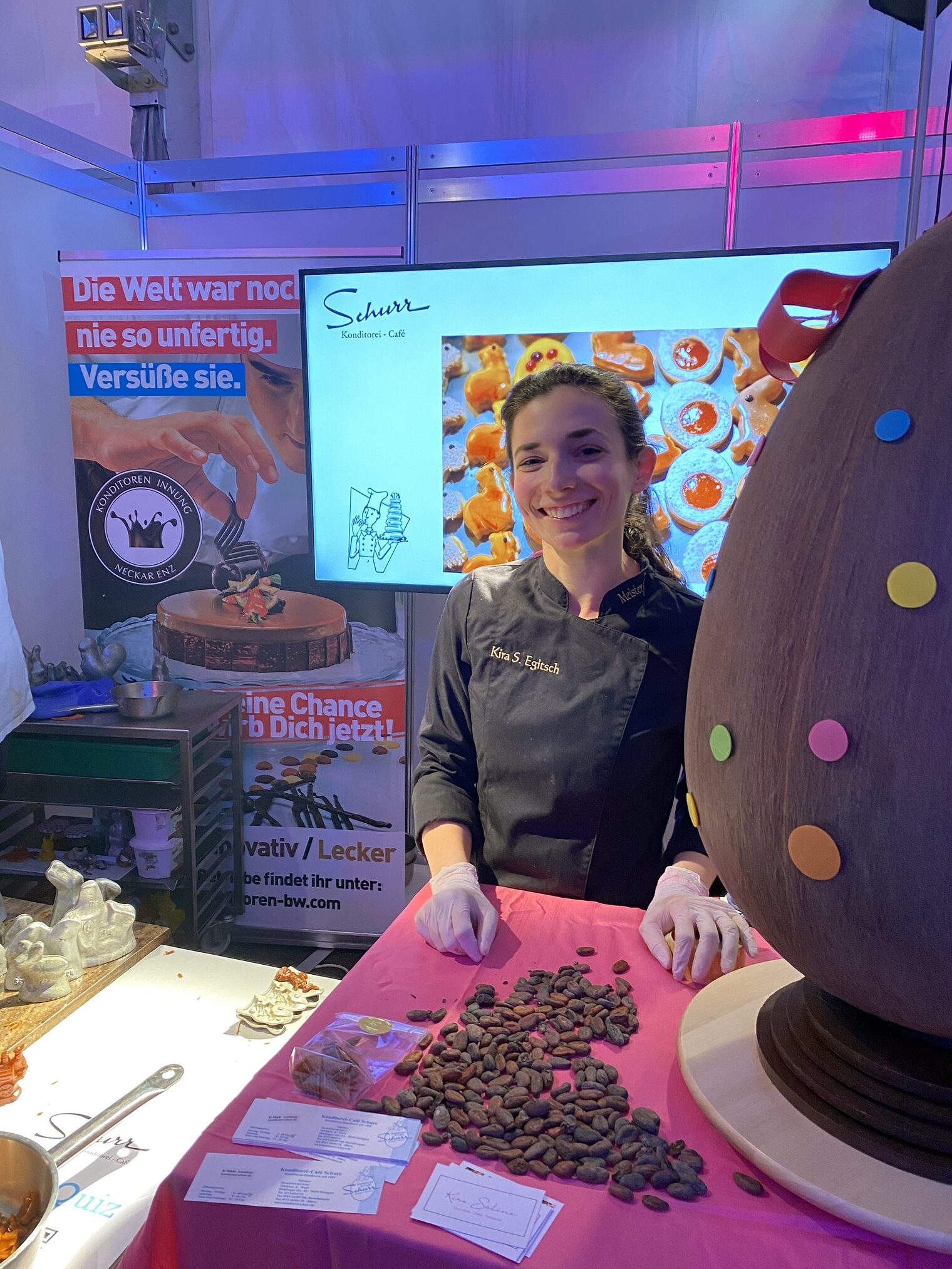 Die Stuttgarter Konditormeisterin Kira Egitsch verzierte am Stand der Konditorinnung live ein gigantisch großes Osterei.