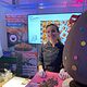 Die Stuttgarter Konditormeisterin Kira Egitsch verzierte am Stand der Konditorinnung live ein gigantisch großes Osterei.