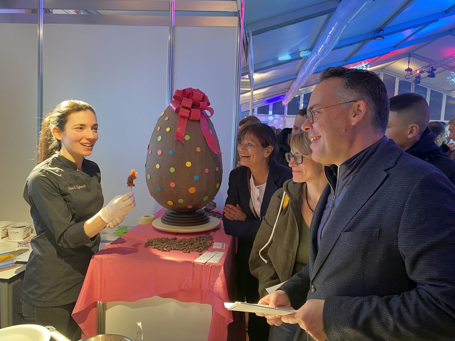 Auch Peter Friedrich (r.), Hauptgeschäftsführer der Handwerkskammer, kam zum Naschen bei Mitarbeiterin der Stuttgarter Konditorei Café Schurr vorbei.