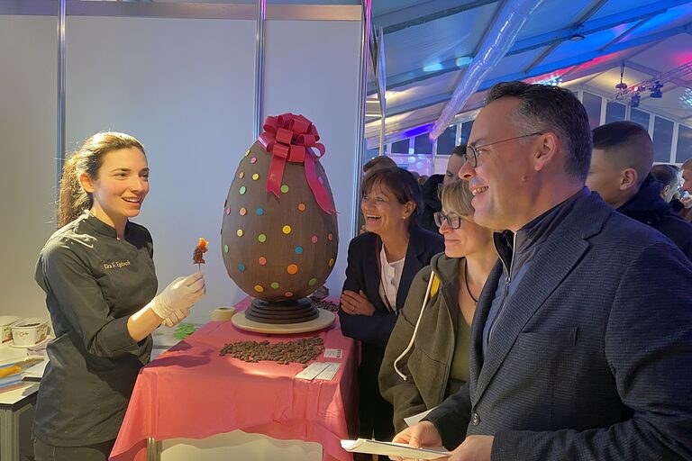 Auch Peter Friedrich (r.), Hauptgeschäftsführer der Handwerkskammer, kam zum Naschen bei Mitarbeiterin der Stuttgarter Konditorei Café Schurr vorbei.