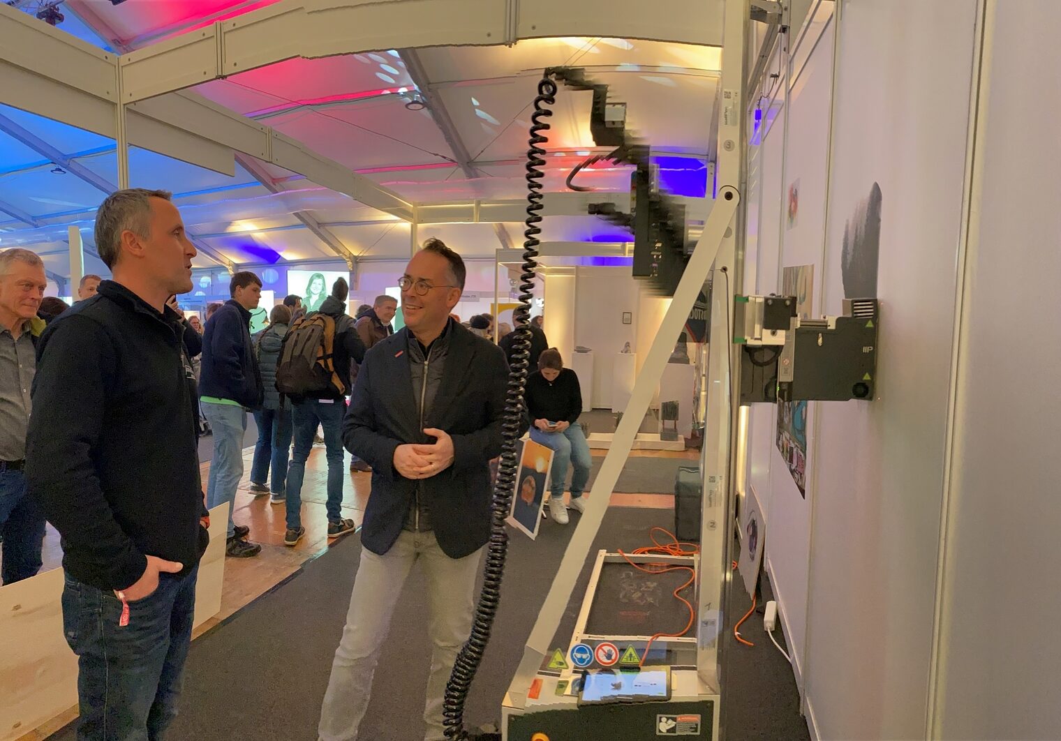 Am Stand der Malerwerkstätte Riegraf aus Bietigheim demonstrierten die Fachleute Kammerchef Peter Friedrich (r.), wie digital das Malerhandwerk heutzutage aufgestellt ist.