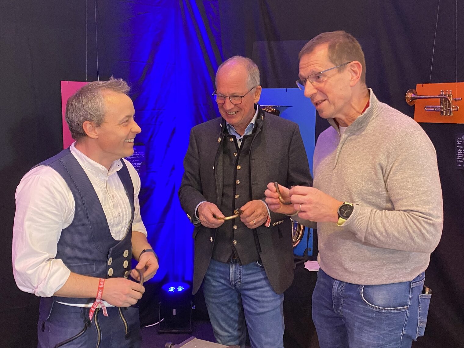 Kammerpräsident Rainer Reichhold (Mitte) und Vizepräsident Alexander Kotz (r.) fachsimpelten mit Aaron Max. Tengler (l.), dem Stellvertretenden Obermeister der Musikinstrumentenmacher-Innung Baden- Württemberg, über Blechblasinstrumente.