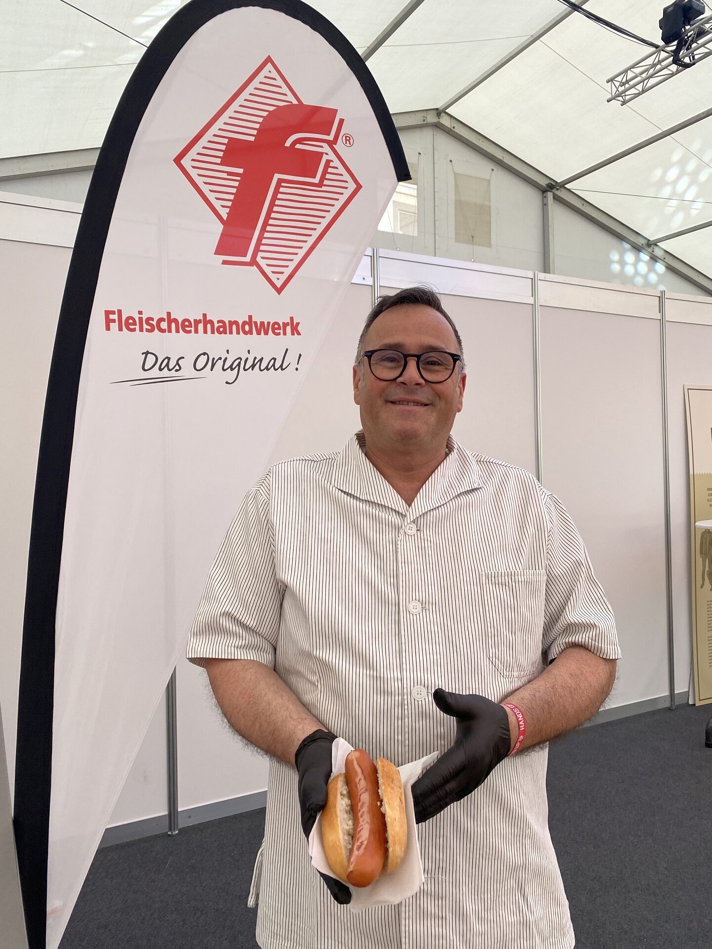 Für das leibliche Wohl der vielen tausend Besucher sorgte die Fleischer-Innung Stuttgart-Neckar-Fils, hier in Person von Obermeister Hans-Jürgen Kurz.