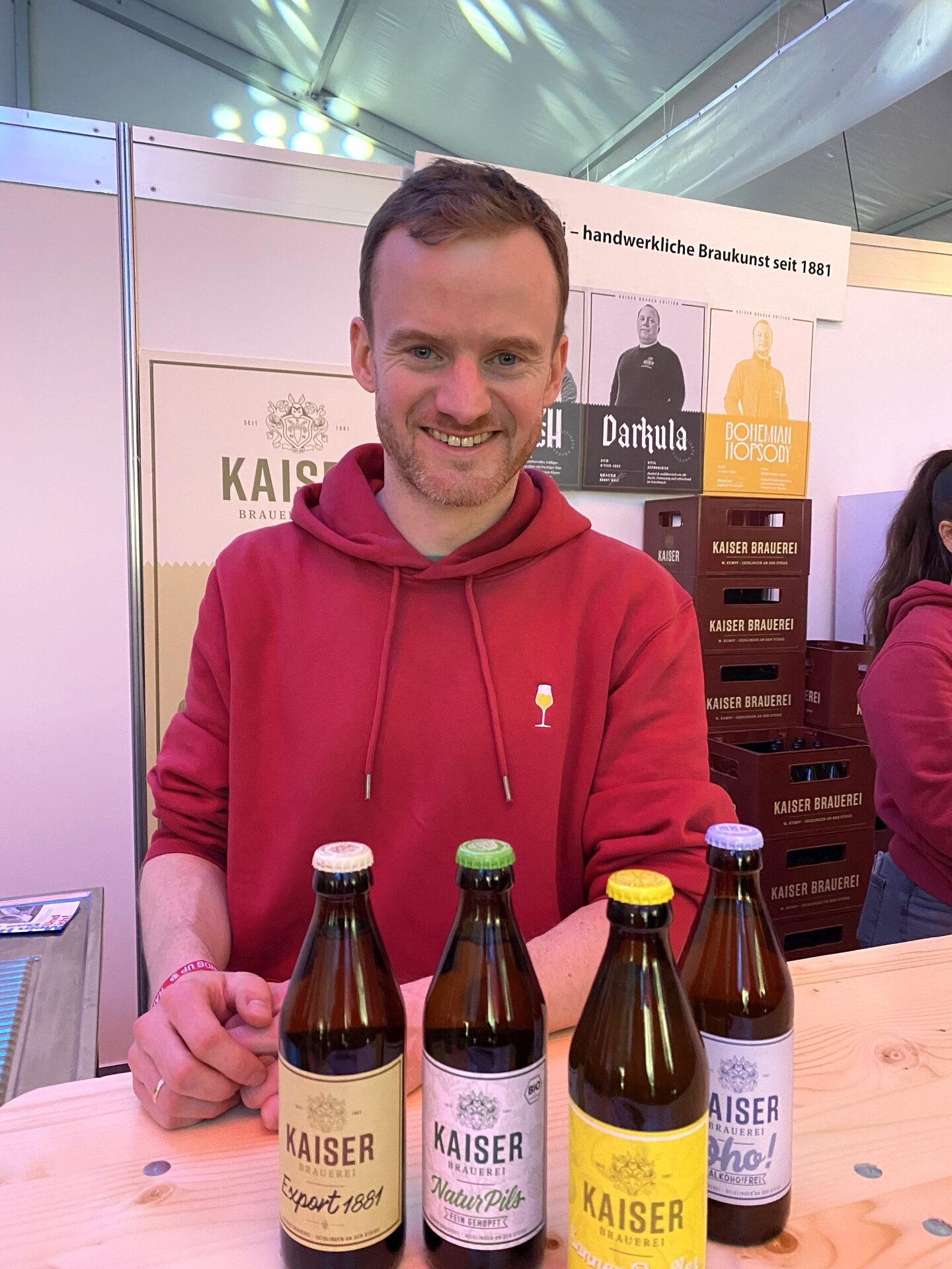Durstige Kehlen ließen sich am Stand der Geislinger Kaiser-Brauerei löschen. Geschäftsführer Christoph Kumpf fachsimpelte mit vielen Besucherinnen und Besuchern über seine handwerklich gebrauten Kreationen.