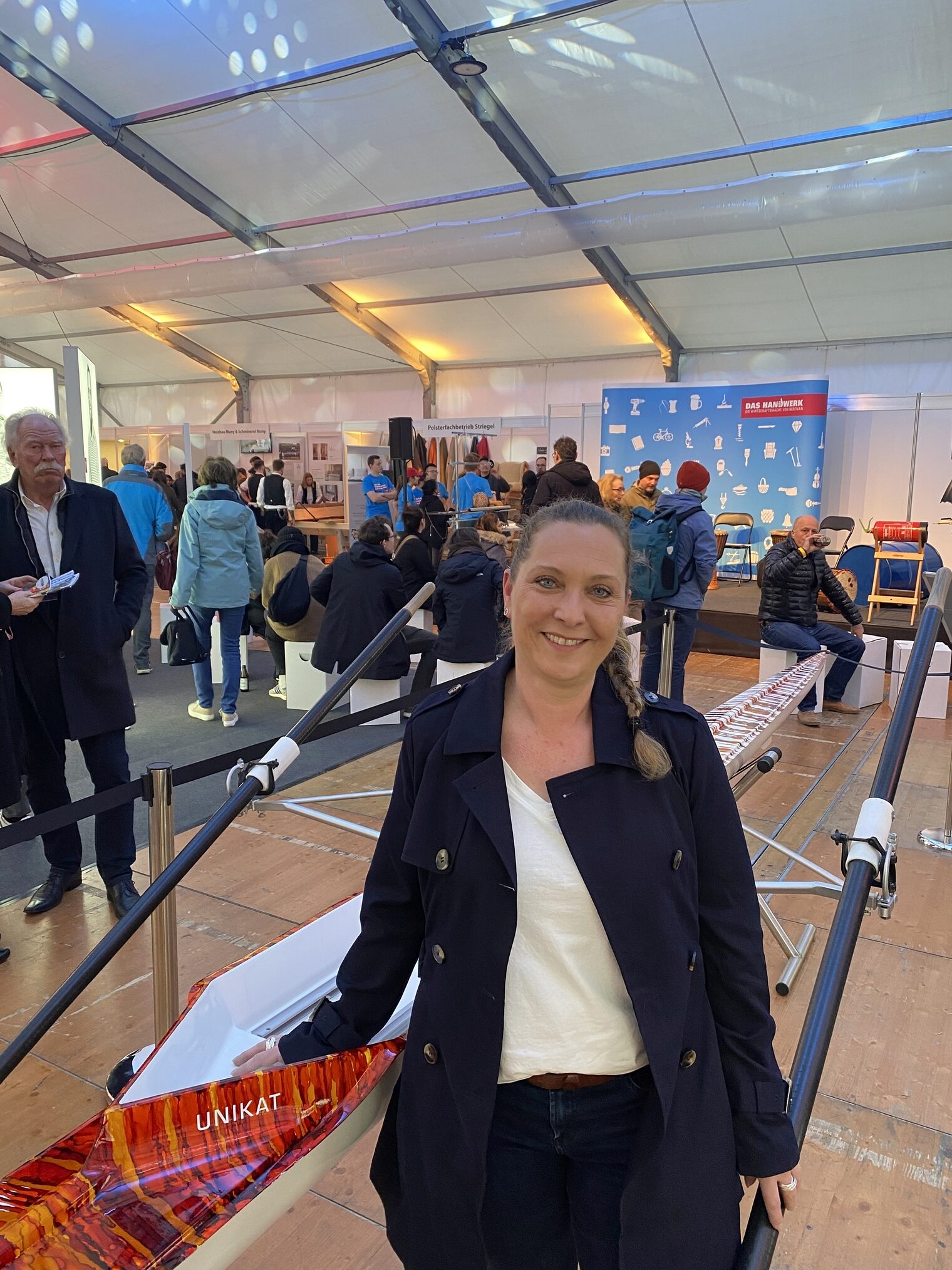 Auch das Meisterstück von Maler- und Lackierermeisterin Melanie Ortlieb wurde im Handwerkszelt ausgestellt - ein echtes Unikat für den Rudersport. Das Sportruderboot aus Kohlefaser besticht durch Farbgebung, Kreativität und Funktionalität. Die Ruderblätter wurden in den Landesfarben lackiert und mit Blattgold belegt.