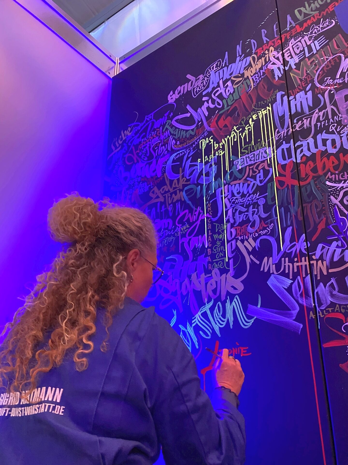 Am Stand der Maler- und Lackiererinnung Stuttgart konnten sich Besucherinnen und Besucher farbenfroh verewigen.