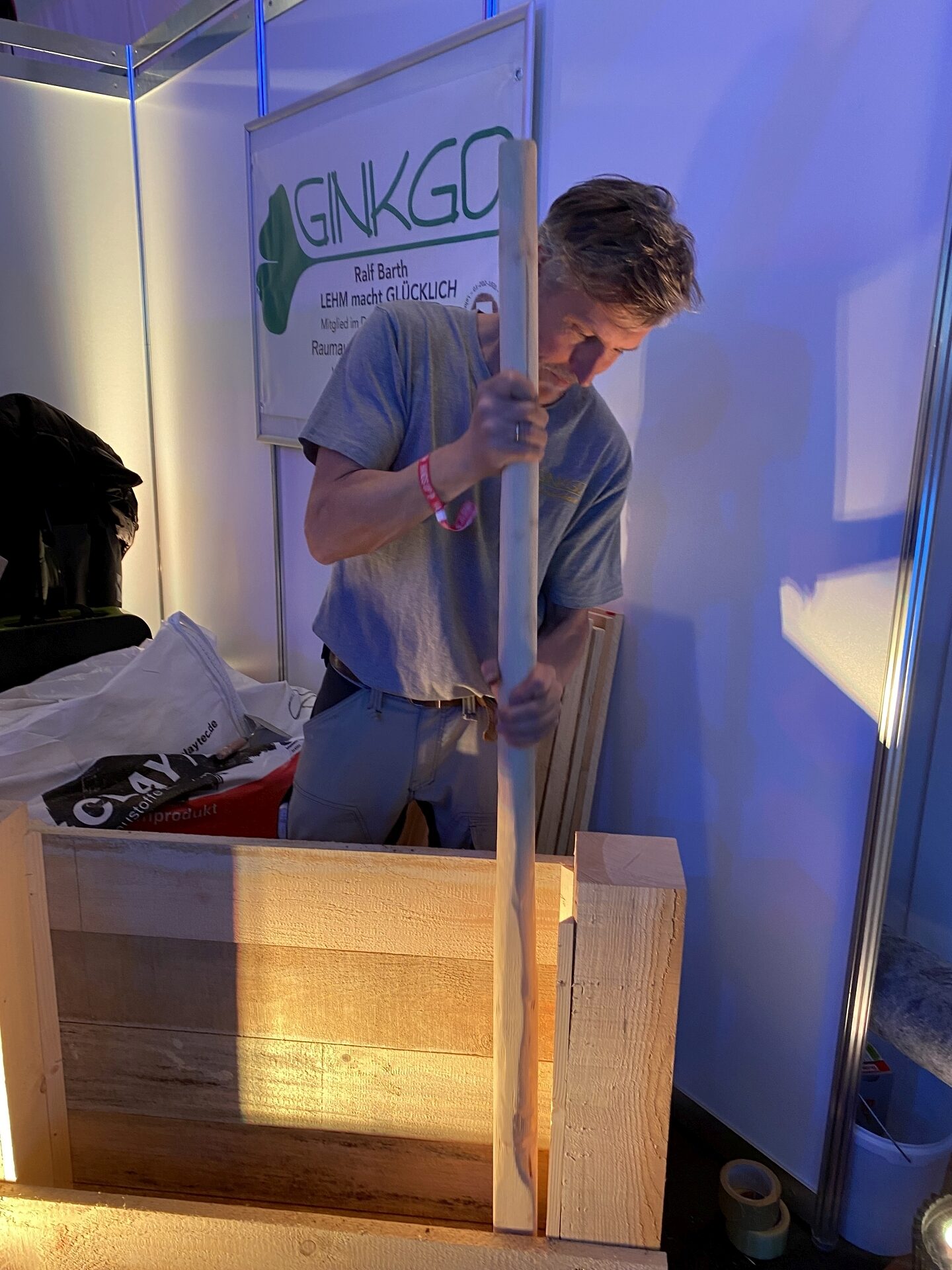 Die Firma Ginkgo demonstrierte unter anderem, wie nach traditionellem Verfahren Lehm hergestellt wird.