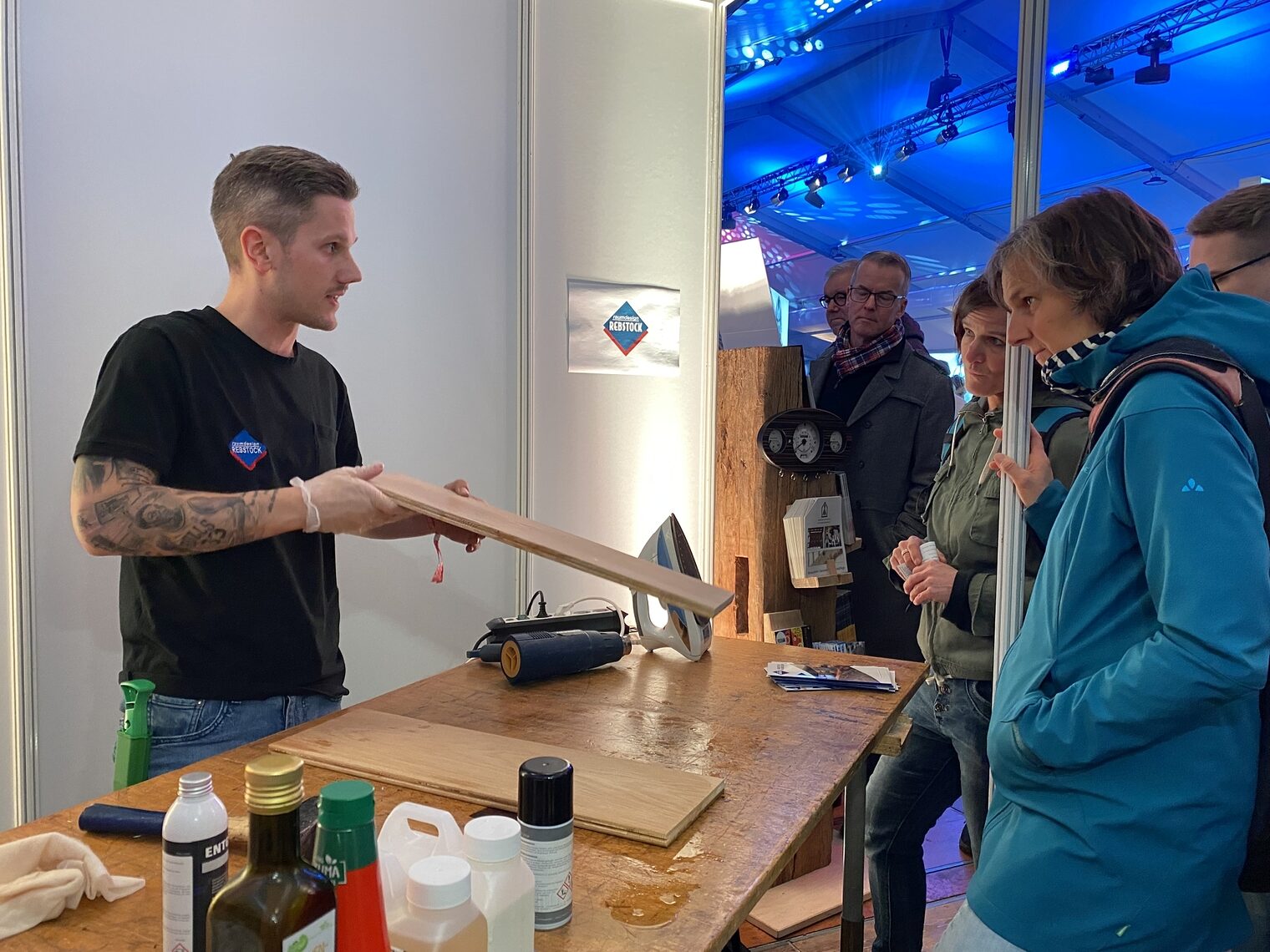Mit Besucherinnen und Besuchern gefachsimpelt wurde auch am Stand des Ditzinger Handwerksbetriebs Rebstock Raumdesign, hier in Person von Christian Rebstock.