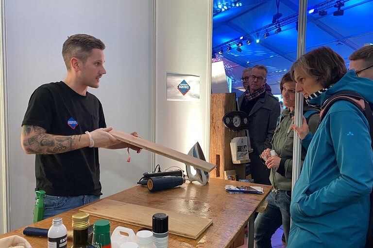 Mit Besucherinnen und Besuchern gefachsimpelt wurde auch am Stand des Ditzinger Handwerksbetriebs Rebstock Raumdesign, hier in Person von Christian Rebstock.