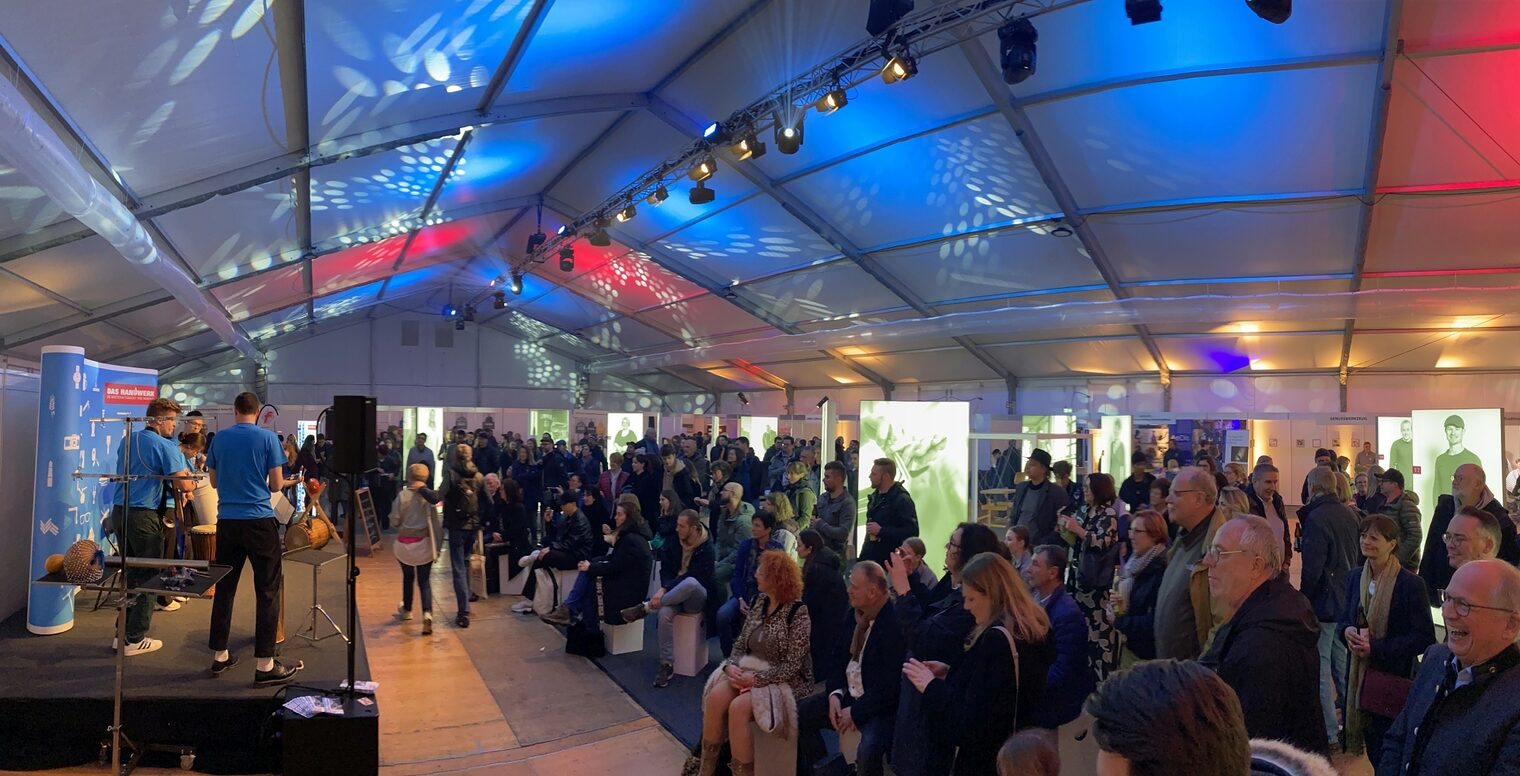 Viele tausend Besucher fanden bei der Langen Nacht der Museen am 25. März 2023 den Weg ins Handwerkszelt auf dem Stuttgarter Marktplatz.