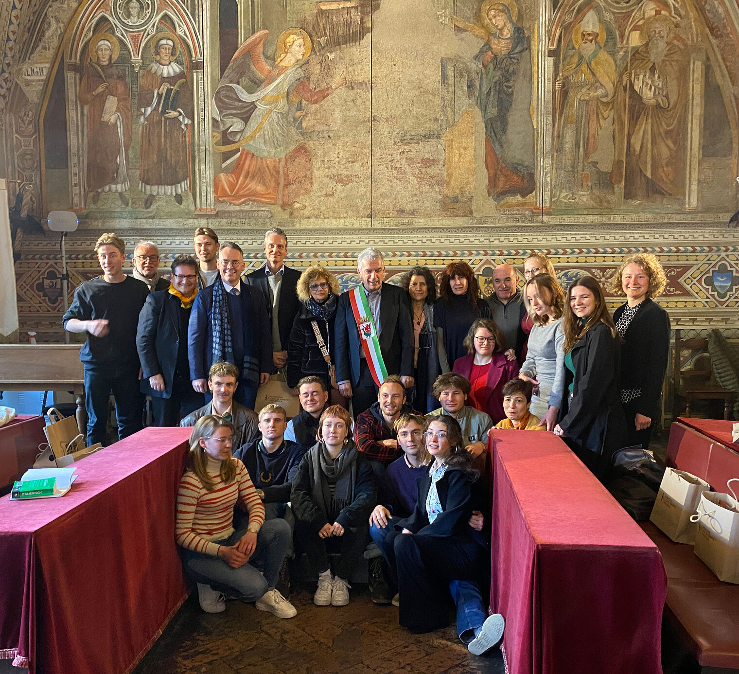 Volterra-2023-Abschlussveranstaltung-Rathaus-Gruppenbild