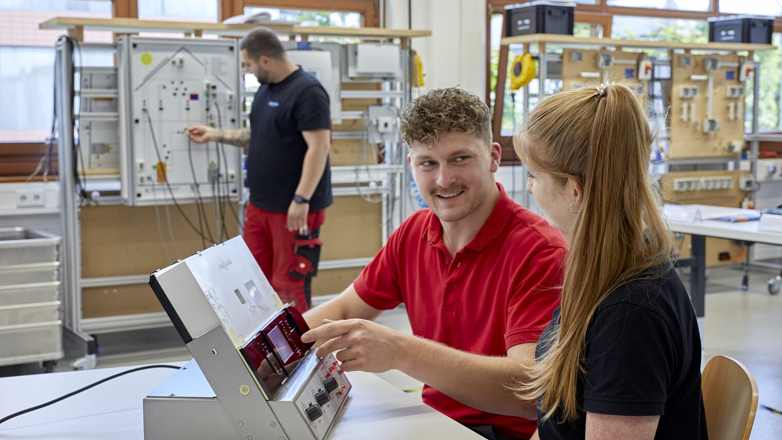 Pressenachricht-Ausbildungsstart-2023-Elektroniker