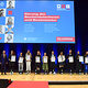 Die zehn Bestmeisterinnen und Bestmeister zusammen mit Vizepräsident Peter Kudielka (1.v.l.), Präsident Rainer Reichhold (2.v.l.) und Vizepräsident Alexander Kotz (1.v.r.).
