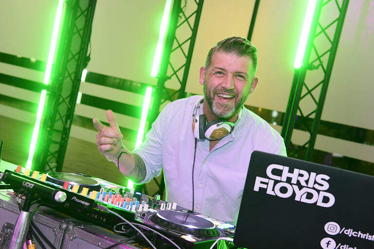 Nach dem Festakt durfte gefeiert werden: DJ Chris Floydd sorgte für die Musik auf der Tanzfläche.