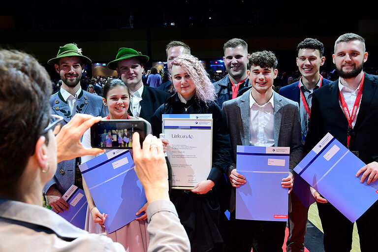 Stolz präsentieren sich die jungen Müllerinnen und Müller in traditioneller Tracht für das Gruppenfoto.