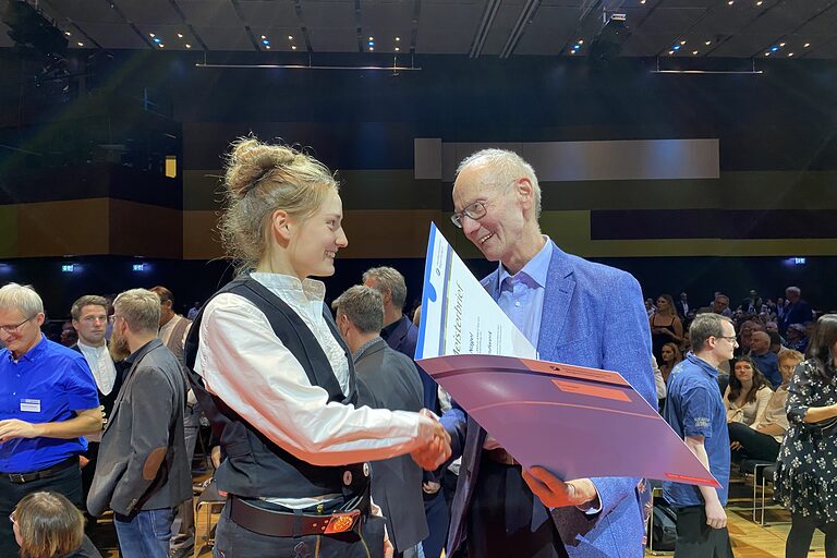 Auch Zimmerin Mirjam Nagel erhält ihren Meisterbrief im Festsaal.