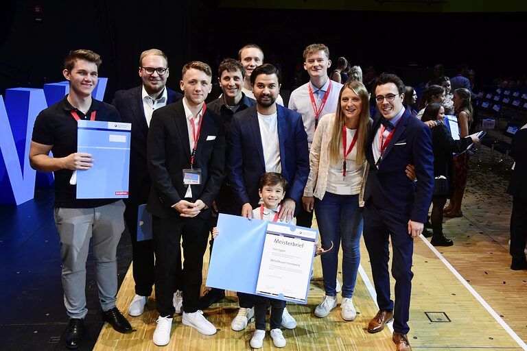 Die Metallbauer-Meisterinnen und -Meister mit einem jungen Handwerker von morgen.