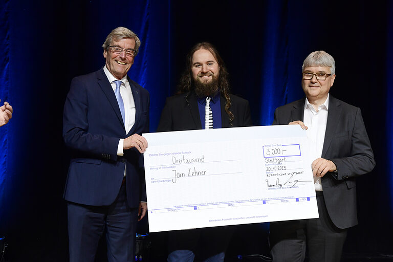 Klavier- und Cembalobauer-Meister Jörn Zehner (Mitte) erhält den Rotary-Förderpreis. Das Fördergeld möchte er unter anderem in seine Werkstatt mit Holzbearbeitungsmaschinen investieren.