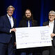Klavier- und Cembalobauer-Meister Jörn Zehner (Mitte) erhält den Rotary-Förderpreis. Das Fördergeld möchte er unter anderem in seine Werkstatt mit Holzbearbeitungsmaschinen investieren.