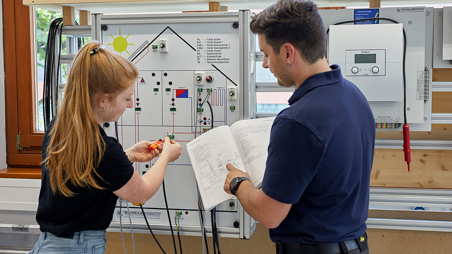 In der Bildungsakademie der Handwerkskammer in Stuttgart-Weilimdorf werden Lehrlinge und Fachkräfte in der Aus- und Fortbildung auf wichtige Zukunftsaufgaben, beispielsweise in den Bereichen Energiewende und Digitalisierung, vorbereitet. Um diese großen Herausforderungen zu meistern, benötigen die Bildungsstätten höhere Finanzierungsmittel für Investitionen in moderne Werkstätten und Anlagen. 