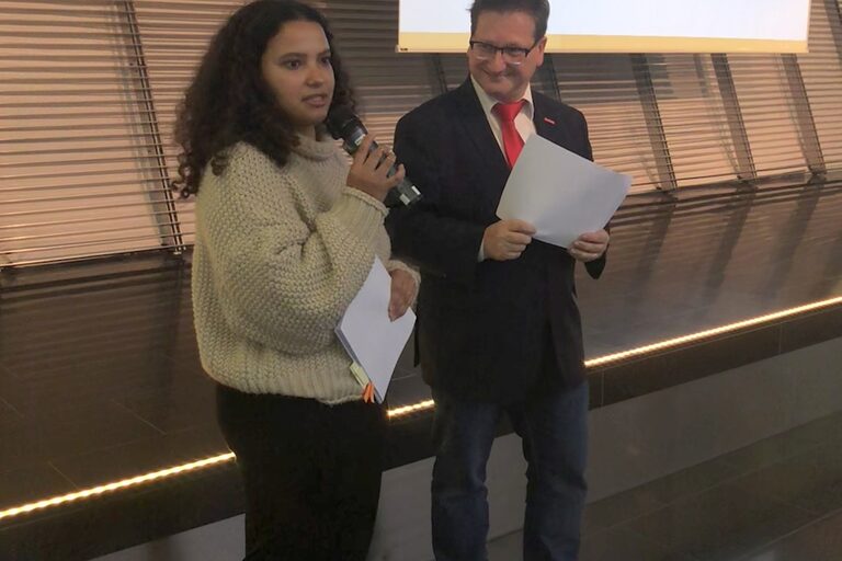 Elektronikerin Aisha Inez und Projektleiter Volker Süssmuth von der Handwerkskammer bei der Vertragsunterzeichnung im November 2023.