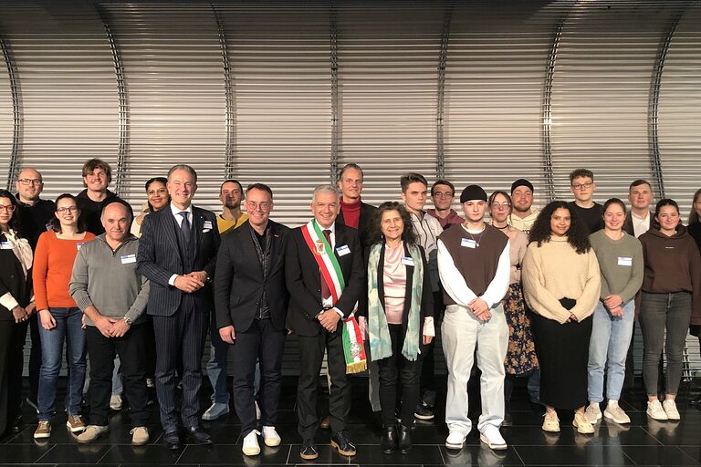 Gruppenbild bei der Vetragsunterzeichnung im Foyer der Handwerkskammer mit den Gästen aus Italien, den Erasmini sowie Vertreterinnen und Vertretern der Handwerkskammer.