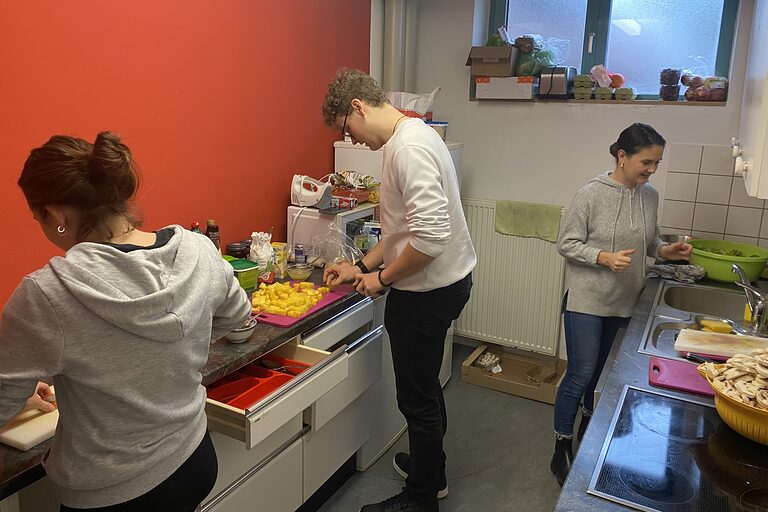 Gemeinsames Kochen beim Kennenlernwochenende in Stuttgart.